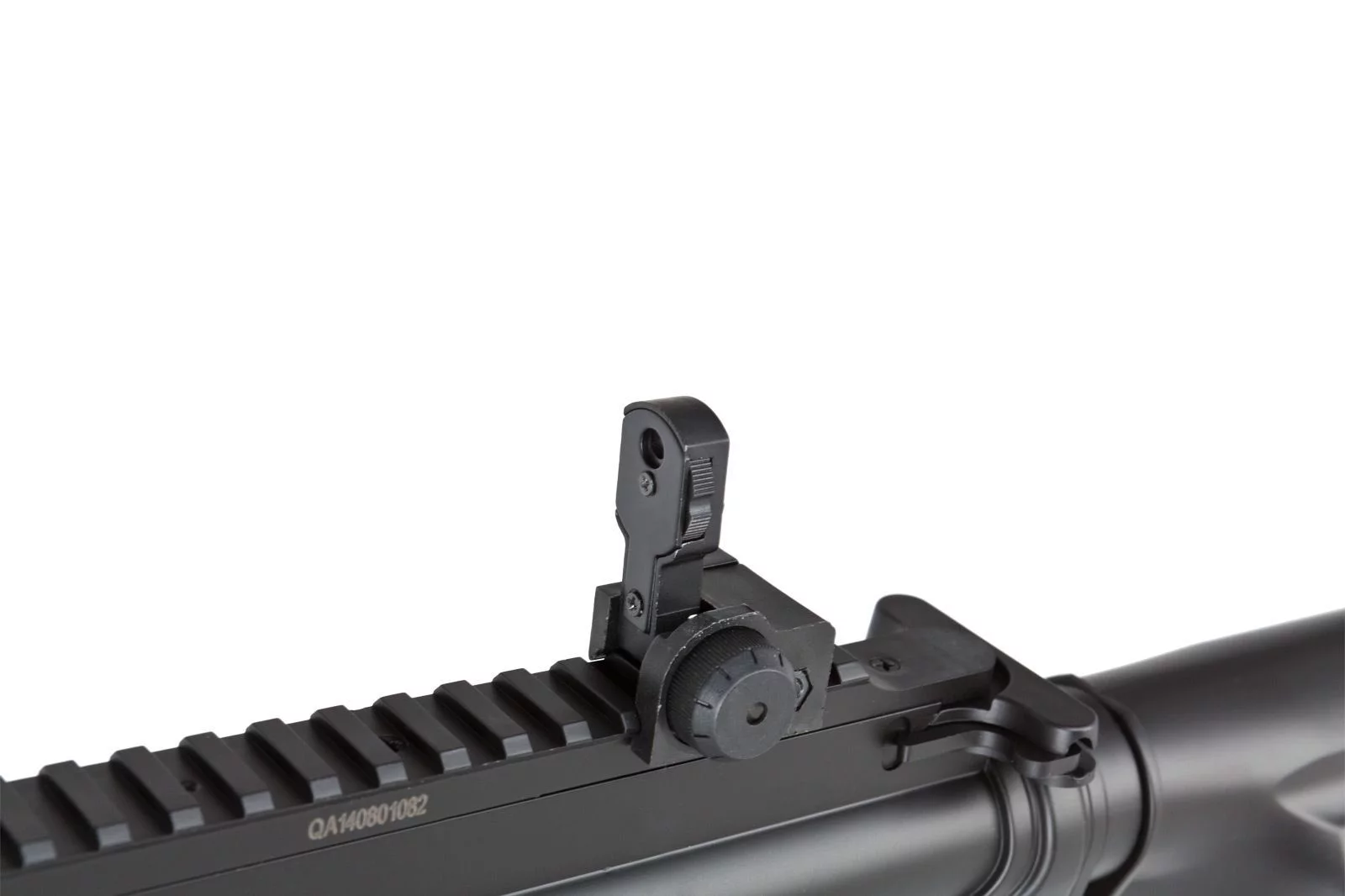 Karabinek elektryczny H&K 416 CQB z kolbą i chwitem pistoletowym.