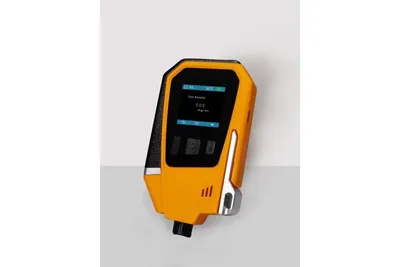 AISKO Alkomat wielofunkcyjny Alcovisor Titan to urządzenie przeznaczone do precyzyjnego pomiaru stężenia alkoholu w wydychanym powietrzu. Zdjęcie pokazuje oryginalny design produktu z wyświetlaczem OLED i przycis