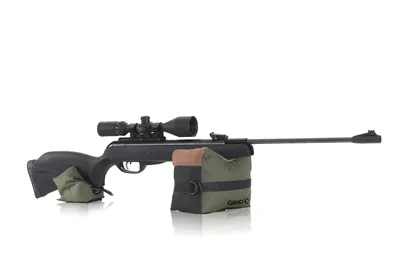 Poduszka strzelecka Gamo Shooting Bag I (4560001) zestawem, przeznaczona dla miłośników precyzyjnego strzelania, wspiera stabilizację broni podczas treningów i polowań. Zestaw składa się z dwóch elementów, które zape