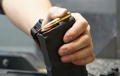 Magazynek Leapers UTG Pro AR15 .223 / 5.56 polimerowy, czarny (RBUAM01) - widok 4